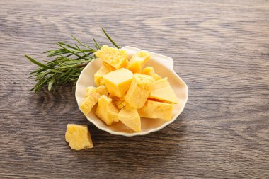 Kasede lezzetli parmesan peyniri parçaları var.