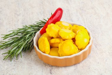 Turşulu sarı pastanın içinde doğal atıştırmalıklar.