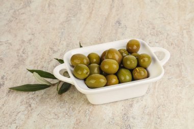 Tabakta salamura edilmiş zeytinler servis ediliyor.