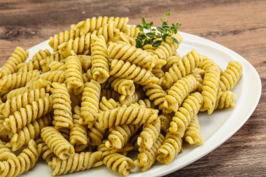 Pesto soslu İtalyan makarnası.