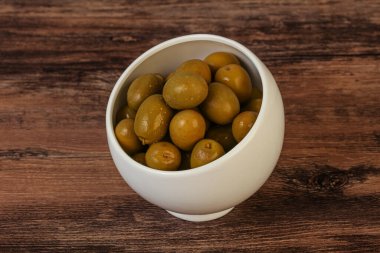 Kavanozda yeşil zeytin turşusu