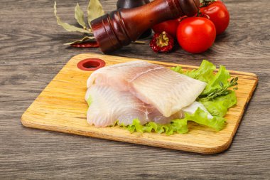 Pişirmek için çiğ pangasius fileto balığı.