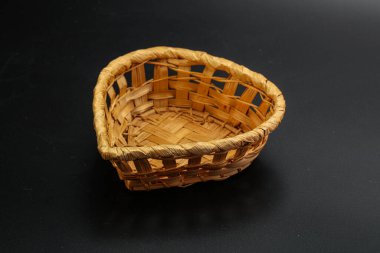 Siyah arkaplanda servis yapmak için doğal hasır masa takımı