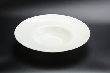 Siyah arkaplanda makarna için boş beyaz tabak