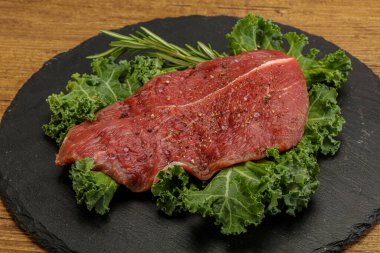 Baharatlı ızgara için çiğ biftek.