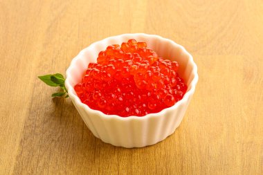 Rus kırmızı havyarı kasede.