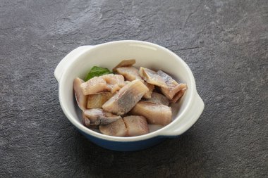 Atıştırmak için dilimlenmiş ringa filetosu kasede.