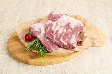 Güvertede pişirmek için çiğ domuz kaburgası.