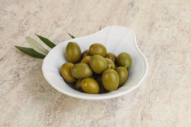 Tabakta salamura edilmiş zeytinler servis ediliyor.