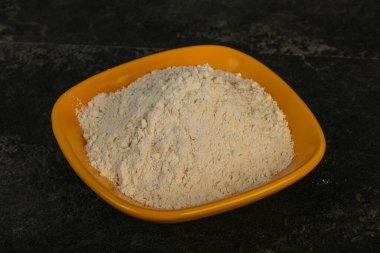 Buğday unu kasede yemek pişirmek için.