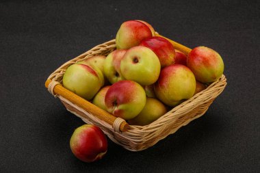 Sepette küçük yeşil nektarinler