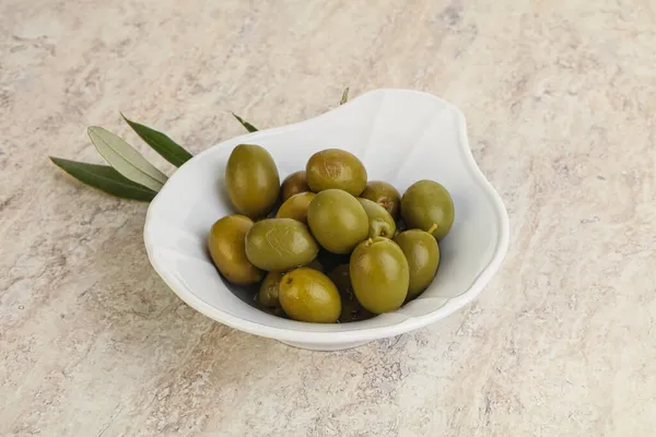 Tabakta salamura edilmiş zeytinler servis ediliyor.