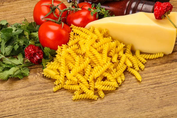 Rohe Italienische Nudeln Fusilli Zum Kochen Mit Gemüse — Stockfoto