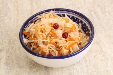 Havuçlu mayalanmış lahana kasede lahana.