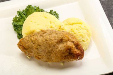 Patates püresiyle doğranmış etten çıtır tavuk pirzolası.
