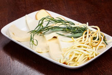 Kafkas geleneksel peynir tabağı yeşil otlar servis ediyordu.