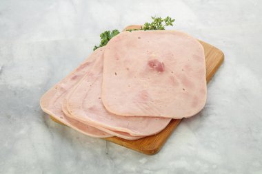 Dilimlenmiş domuz jambonu.