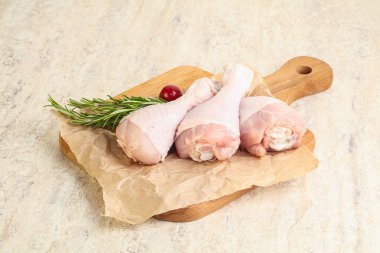 Pişirmek için üç tavuk budu budu.