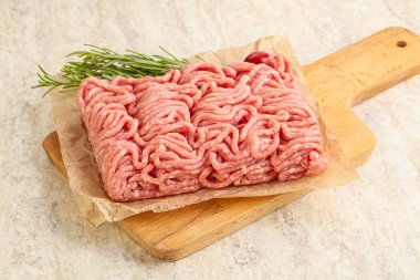 Güvertede pişirmek için çiğ et kıyması.