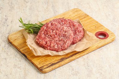 Izgara veya rosto için çiğ sığır burger pirzolası.