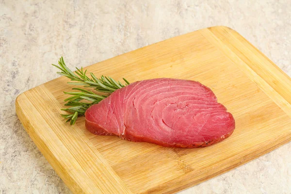 Syrový Tuňákový Steak Vaření Přes Palubu Servírovaný Rozmarýn — Stock fotografie