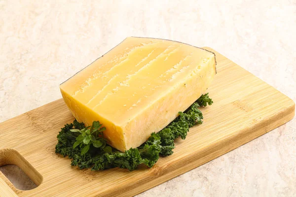 硬质Parmesan奶酪块在船上 — 图库照片