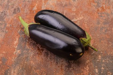 İki taze çiğ patlıcan pişirmek için izole edilmiş.