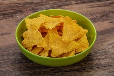 Meksika mısır cipsi üçgen yığını.