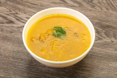 Füme et ve sebzeli bezelye çorbası.