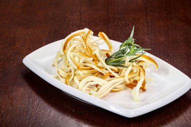 Kafkas geleneksel peynir tabağı yeşil otlar servis ediyordu.