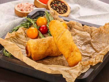 Sosis ve ekmekle fırında rulo.