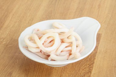 Terbiye edilmiş mürekkep balığı kasede atıştırmalık.