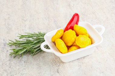 Turşulu sarı pastanın içinde doğal atıştırmalıklar.