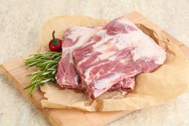 Güvertede pişirmek için çiğ domuz kaburgası.