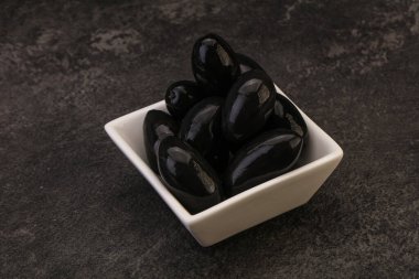 Kavanozda salamura siyah zeytin