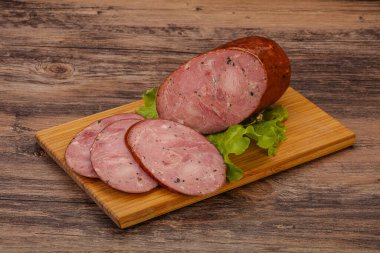 Baharatlı ve otlu füme jambon.