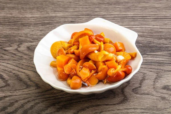 Baharatlı salamura bal mantarı kasede.