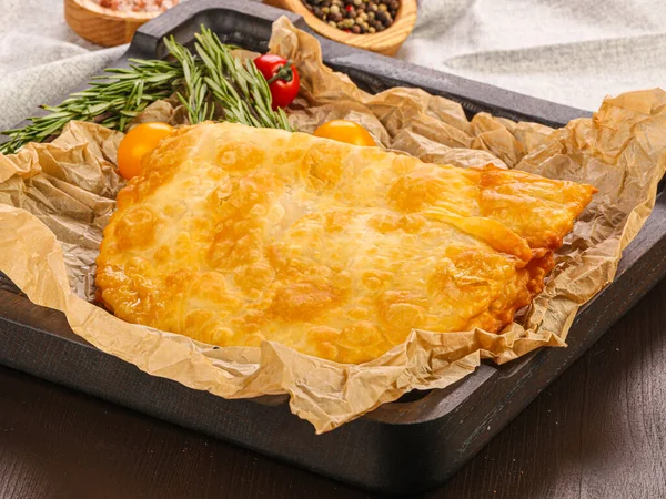 Geleneksel Rus atıştırması - Etli kızarmış Cheburek