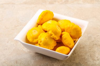 Kasede marine edilmiş bebek pastaları var.