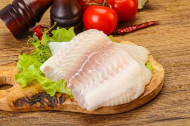 Pişirmek için çiğ pangasius fileto balığı.