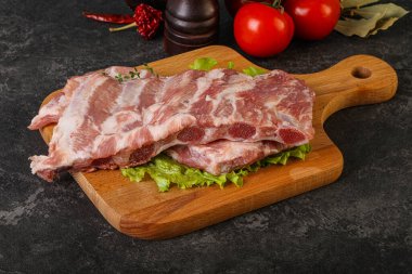 Pişirmek için çiğ domuz eti.