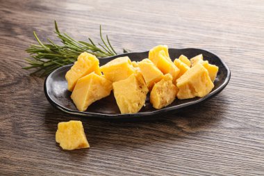 Kasede lezzetli parmesan peyniri parçaları var.