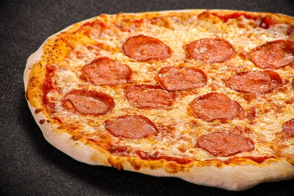 Italiensk Tradisjonell Pizza Med Pepperonipølser – stockfoto