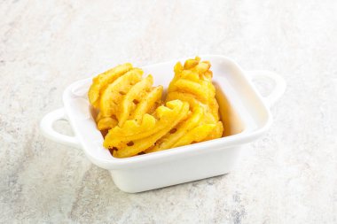 Lezzetli kızarmış patates dilimi kasede