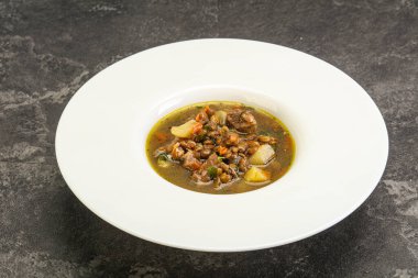 Geleneksel tavuk ve sebzeli mercimek çorbası.