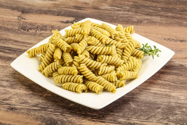 Italienische Nudeln Fusilli Mit Pesto Sauce — Stockfoto