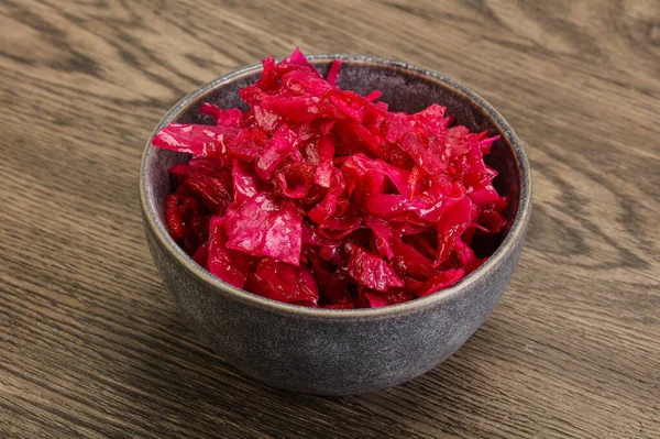 Kasede pancar kökü olan marine edilmiş kırmızı lahana.