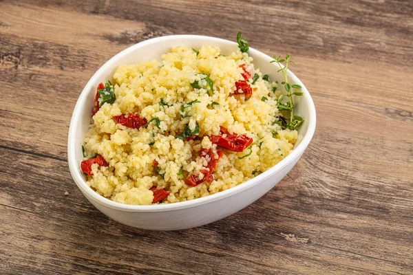 Vejetaryen yemeği - sebzeli kuskus ve maydanoz.