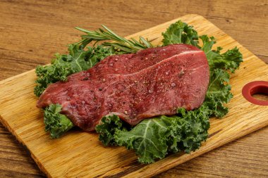 Baharatlı ızgara için çiğ biftek.