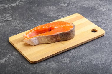 Pişirmek için çiğ somon bifteği.